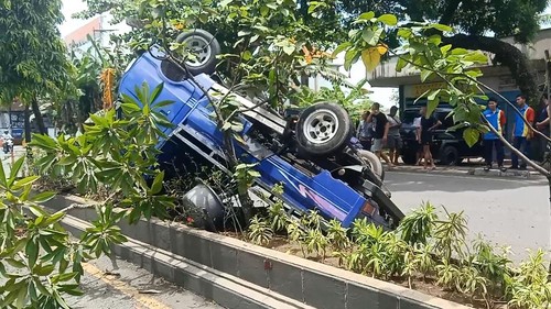 Kondisi mobil pikap dengan Nopol DK 8227 FQ yang terperosok di atas median jalan Denpasar-Gilimanuk tepatnya di Jalan Udayana, Kecamatan Negara, Kabupaten Jembrana, Bali, Minggu (12/2/2023). (I Putu Adi Budiastrawan/detikBali).