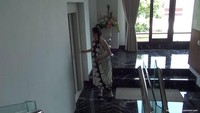 Kediaman Momo Geisha begitu mewah dan memiliki fasilitas berupa lift. Foto: YouTube