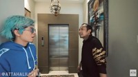 Denny Cagur memasang lift untuk ayahnya. Sayangnya, saat ini sang ayah telah meninggal dunia. Foto: YouTube