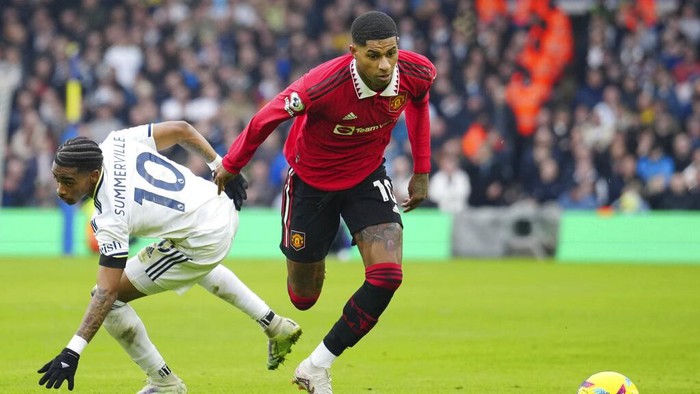 Manchester Uniteds Marcus Rashford, right, challenges for the ball with Leeds Uniteds Crysencio Summerville during the English Premier League soccer match between Leeds United and Manchester United at Elland Road, Leeds, England, Sunday, Feb.12, 2023. (AP Photo/Jon Super)