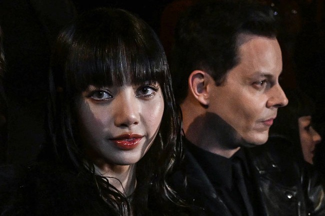 Saat terbang ke Paris, Lisa BLACKPINK mengejutkan penggemar karena terlihat memiliki potongan wolf cut berwarna coklat. Kini tak sedikit yang menduga Lisa memakai wig karena punya rambut sebahu berwarna hitam. Foto: Instagram, Getty Images