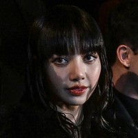 Saat terbang ke Paris, Lisa BLACKPINK mengejutkan penggemar karena terlihat memiliki potongan wolf cut berwarna coklat. Kini tak sedikit yang menduga Lisa memakai wig karena punya rambut sebahu berwarna hitam. Foto: Instagram, Getty Images
