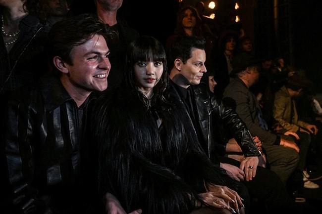 Dalam kesempatan itu, Lisa BLACKPINK terlihat chic memakai busana serba hitam koleksi CELINE Pre-Fall 2023. Global ambassador CELINE itu memakai bralette dan hot pants yang dibalut furry coat berwarna hitam. Foto: Instagram, Getty Images