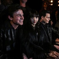 Dalam kesempatan itu, Lisa BLACKPINK terlihat chic memakai busana serba hitam koleksi CELINE Pre-Fall 2023. Global ambassador CELINE itu memakai bralette dan hot pants yang dibalut furry coat berwarna hitam. Foto: Instagram, Getty Images