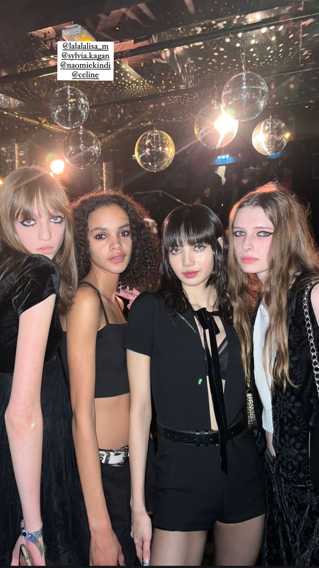 Personel BLACKPINK asal Thailand itu juga berfoto bersama sejumlah model CELINE antara lain Sylvia Kagan dan Naomi Ekindi. Foto: Instagram, Getty Images