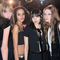 Personel BLACKPINK asal Thailand itu juga berfoto bersama sejumlah model CELINE antara lain Sylvia Kagan dan Naomi Ekindi. Foto: Instagram, Getty Images