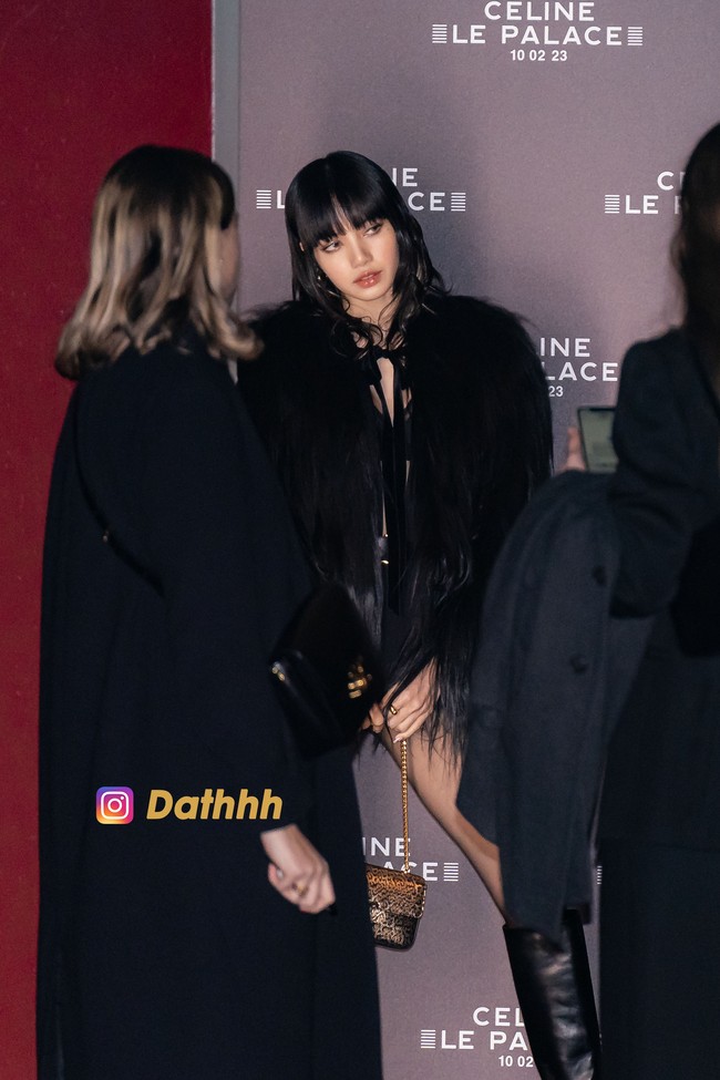 Penampilannya dilengkapi dengan koleksi tas Chain Shoulder Bag Triomphe in Leopard seharga $3,360 (atau sekitar Rp 51 juta) dan Claude Boot in Calfskin Black seharga $1,850 (atau sekitar Rp 28 juta). Foto: Instagram, Getty Images