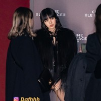 Penampilannya dilengkapi dengan koleksi tas Chain Shoulder Bag Triomphe in Leopard seharga $3,360 (atau sekitar Rp 51 juta) dan Claude Boot in Calfskin Black seharga $1,850 (atau sekitar Rp 28 juta). Foto: Instagram, Getty Images