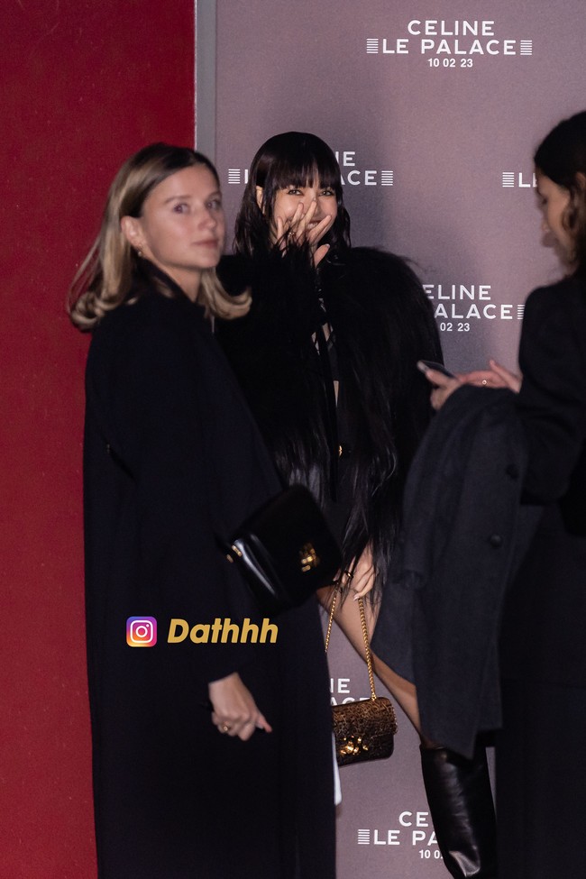 Kedatangannya di acara CELINE dinantikan banyak penggemar Prancis. Sejumlah penggemar membagikan foto dan video yang menyorot gayanya. Foto: Instagram, Getty Images