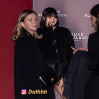 Kedatangannya di acara CELINE dinantikan banyak penggemar Prancis. Sejumlah penggemar membagikan foto dan video yang menyorot gayanya. Foto: Instagram, Getty Images