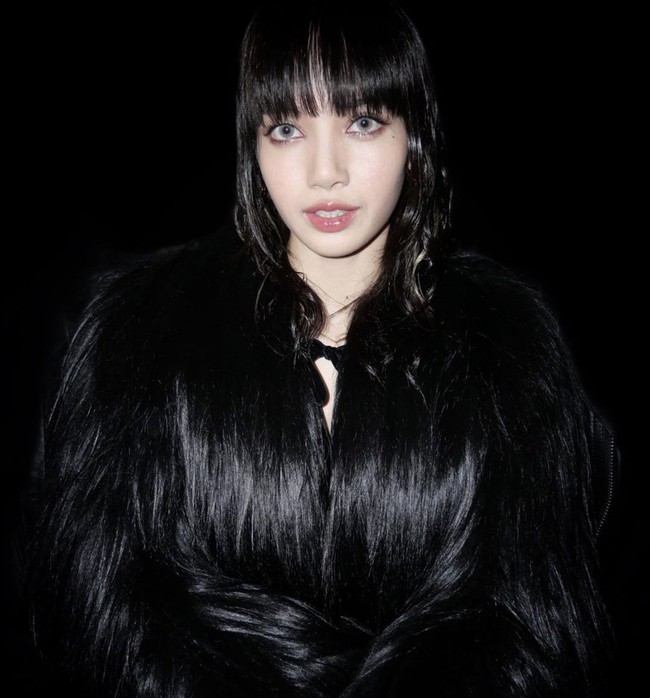 Lisa BLACKPINK menghadiri peragaan busana CELINE Mens 2023 Winter Collection di Paris pada Jumat (10/2/2023) waktu setempat. Foto: Instagram, Getty Images