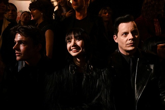 Selama acara berlangsung, Lisa duduk di barisan terdepan bersama vokalis band The White Stripes, Jack White. Foto: Instagram, Getty Images
