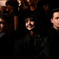 Selama acara berlangsung, Lisa duduk di barisan terdepan bersama vokalis band The White Stripes, Jack White. Foto: Instagram, Getty Images