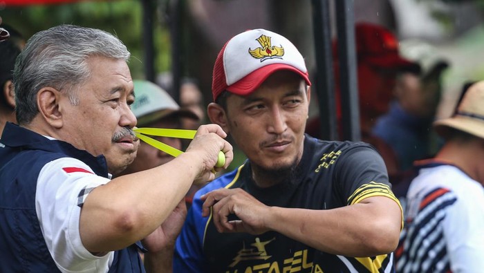LOMBA OLAHRAGA TRADISIONAL KETAPEL Peserta melihat hasil bidikan saat mengikuti Liga Ketapel Indonesia Bersatu The Community Shield Slingshot Competition di Sawangan, Depok, Jawa Barat, Minggu (12/2/2023). Lomba yang diselenggarakan Forum Silahturahmi Pecinta Ketapel tersebut diikuti oleh sekitar 200 peserta dari Jakarta, Bogor, Depok, Tangerang dan Banten yang bertujuan sebagai ajang silahturahmi dan membangkitkan olahraga tradisional ketapel serta pembuka untuk Liga Ketapel Indonesia di 4 Provinsi (Banten, Jakarta, Jawa Barat dan Jawa Timur) musim 2023. ANTARA FOTO/Asprilla Dwi Adha/YU
