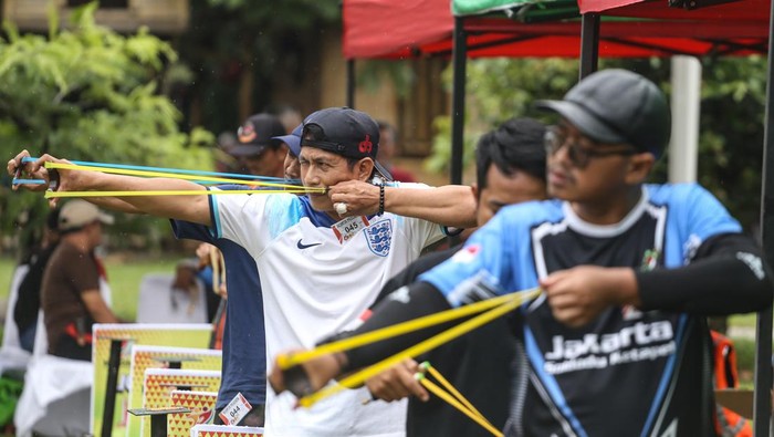 Peserta melihat hasil bidikan saat mengikuti Liga Ketapel Indonesia Bersatu The Community Shield Slingshot Competition di Sawangan, Depok, Jawa Barat, Minggu (12/2/2023). Lomba yang diselenggarakan Forum Silahturahmi Pecinta Ketapel tersebut diikuti oleh sekitar 200 peserta dari Jakarta, Bogor, Depok, Tangerang dan Banten yang bertujuan sebagai ajang silahturahmi dan membangkitkan olahraga tradisional ketapel serta pembuka untuk Liga Ketapel Indonesia di 4 Provinsi (Banten, Jakarta, Jawa Barat dan Jawa Timur) musim 2023. ANTARA FOTO/Asprilla Dwi Adha/YU