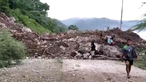 Longsor menutupi ruas jalan Desa Tuakau, Kecamatan Fatuleu Barat, Kabupaten Kupang, Nusa Tenggara Timur (NTT). (IST)