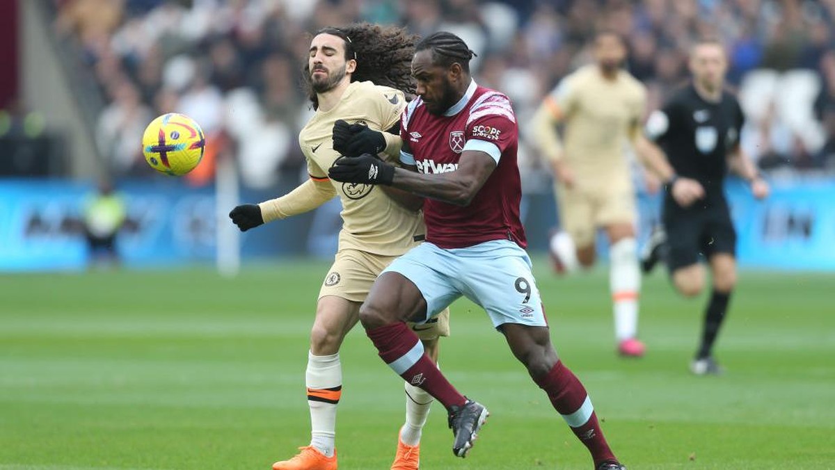Marc Cucurella (kiri) saat berebut bola dengan Michail Antonio. Foto: CameraSport via Getty Images/Rob Newell - CameraSport