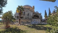 Masjid di Kahramanmaras, Turki, ini juga bangunannya miring akibat diguncang gempa. Aziz Karimov/Getty Images.