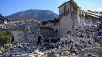 Seorang penduduk setempat memeriksa masjid Habib-i Neccar yang hancur di kota selatan bersejarah Antakya pada 11 Februari 2023. YASIN AKGUL/AFP via Getty Images.