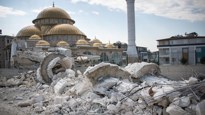 Selain rumah dan gedung perkantoran, gempa Turki dan Suriah juga merusak tempat ibadah. Termasuk masjid-masjid ini.