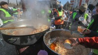 PBB telah memperingatkan bahwa setidaknya 870.000 orang sangat membutuhkan makanan panas di seluruh Turki dan Suriah. Aziz Karimov/Getty Images.