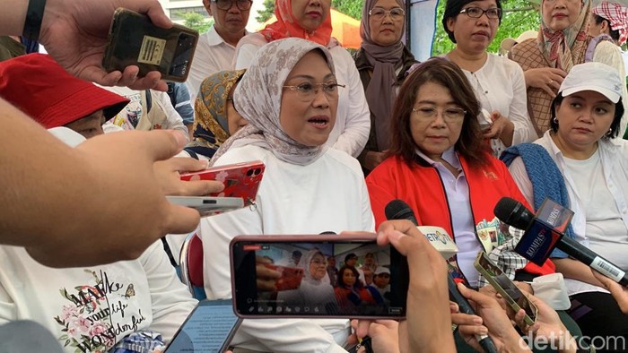 Menaker Ida Fauziyah, KemenPPPA, dan Komnas HAM dalam acara Pawai HAM Mendukung Percepatan RUU PPRT di kawasan Car Free Day (CFD), Jalan Jenderal Sudirman, Jakarta Pusat, Minggu (12/2/2023). (Anggi/detikcom)