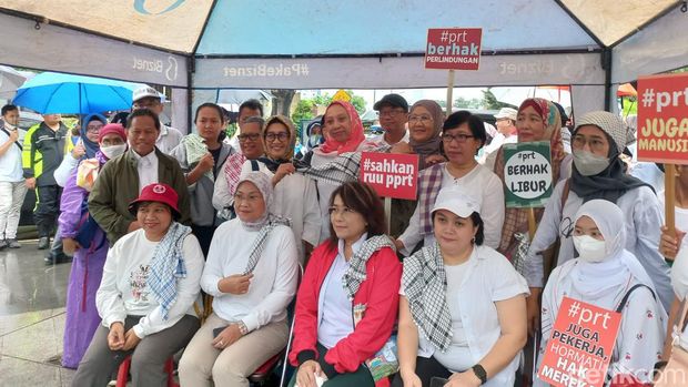 Menaker Ida Fauziyah, KemenPPPA, dan Komnas HAM dalam acara 'Pawai HAM Mendukung Percepatan RUU PPRT' di kawasan Car Free Day (CFD), Jalan Jenderal Sudirman, Jakarta Pusat, Minggu (12/2/2023).