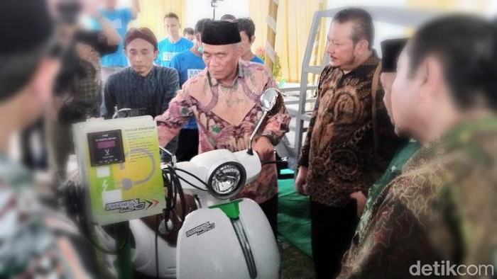 Menko PMK Muhadjir Effendy melihat-lihat sepeda motor rakitan siswa SMK Muhammadiyah Purwodadi, Purworejo, Minggu (12/2/2023).