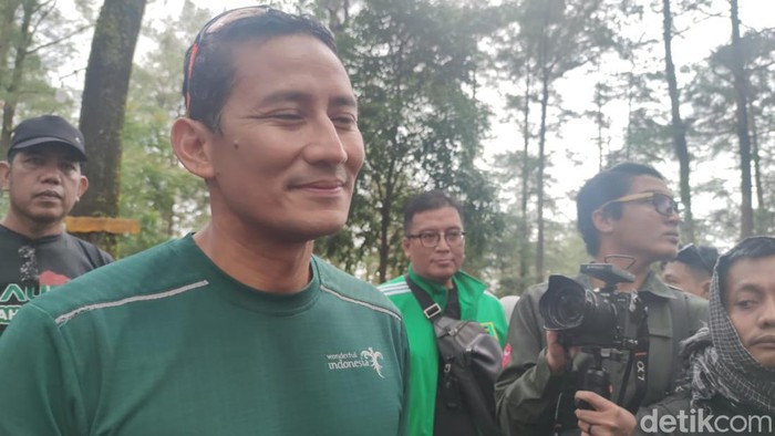Menparekraf Sandiaga Uno menghadiri jalan sehat harlah PPP di Kabupaten Gowa Sulsel.