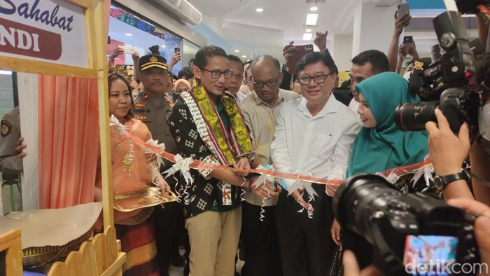 Menparekraf Sandiaga Uno meresmikan pusat oleh-oleh di Makassar, Sulsel.