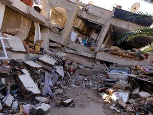 Kisah Ayah Menanti 3 Anak Dievakuasi Saat Korban Gempa Turki Bertambah