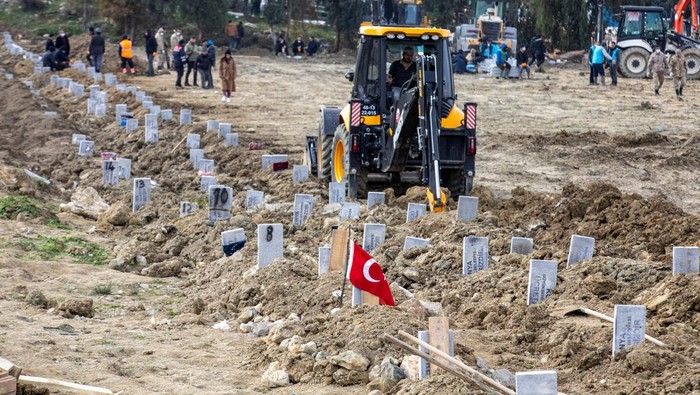 Ngeri! Lebih dari 6.000 Bangunan Runtuh Akibat Gempa Turki Lebih dari 28 ribu orang tewas akibat gempa dahsyat di Turki dan Suriah. Selain itu sekitar 6.000 hingga 7.000 bangunan runtuh dan rusak.