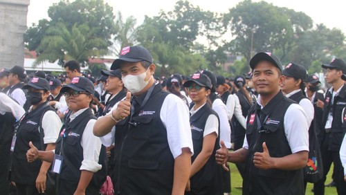 Pelantikan 2.275 pertugas pemutakhiran data pemilih (pantarlih) se-Kabupaten Buleleng di Taman Kota Singaraja, Minggu (12/2/2023).