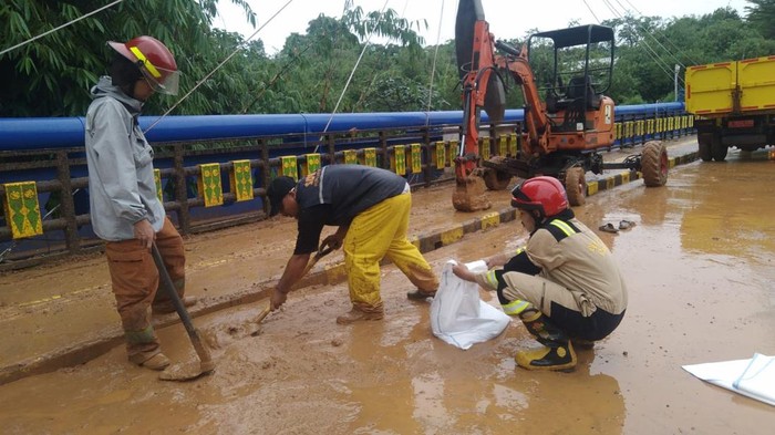 Pembersihan lumpur oleh Damkar Depok di Jembatan GDC (Dok istimewa)