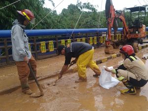 Jembatan GDC Depok Berlumpur Usai Hujan, Damkar Turun Tangan