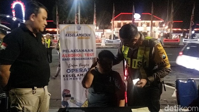 Pengendara mabuk di Surabaya saat diamankan petugas