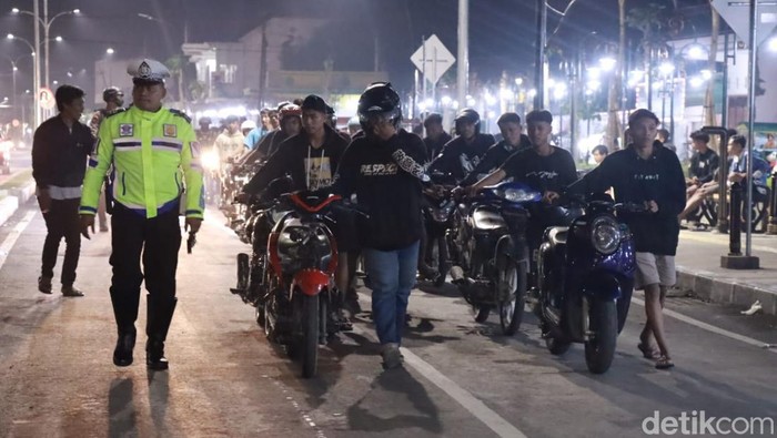 Pengendara motor knalpot brong di Bojonegoro terjaring razia dan disuruh menuntun hingga 1 km