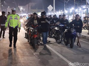 Terjaring Razia Knalpot Brong, 60 Bikers Dihukum Tuntun Motor 1 Km