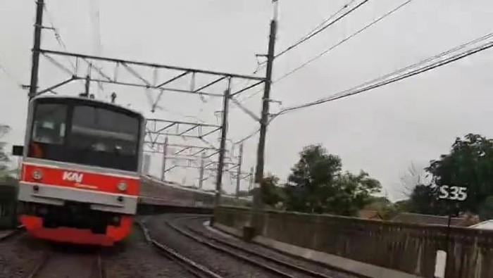 Penumpang jalan kaki di rel imbas gangguan listrik di Stasiun Manggarai