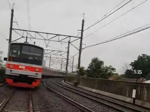 Buntut Gangguan LAA di Manggarai, Penumpang KRL Jalan Kaki Susuri Rel