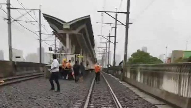 Penumpang jalan kaki di rel imbas gangguan listrik di Stasiun Manggarai
