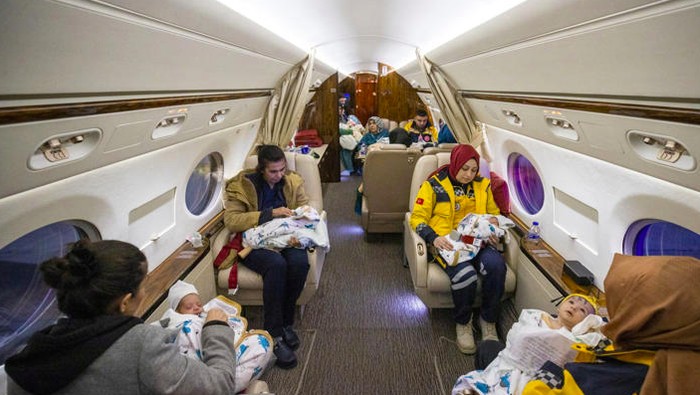 Pesawat jet Presiden Turki Recep Tayyip Erdogan mengangkut bayi korban gempa.