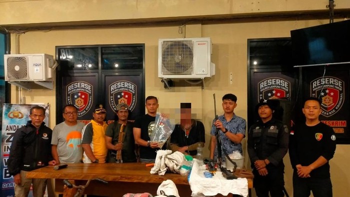Polisi mengamankan pria pemburu rusa di Raman Nasional Way Kambas. (Dok Polres Lampung Timur)