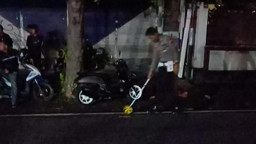 Polisi saat melakukan olah tempat kejadian perkara (TKP)  kecelakaan maut pejalan kaki ditabrak motor di Buleleng, Bali, Sabtu (11/2/2023).