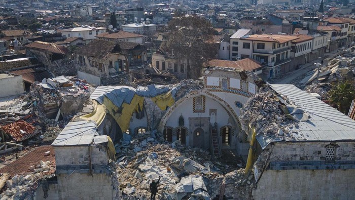Potret Masjid Tertua di Anatolia Hancur Diguncang Gempa HATAY, TURKIYE - FEBRUARY 10: Habib'i Neccar Mosque, among first Mosques in Anatolia, is collapsed after 7.7 and 7.6 magnitude earthquakes hit Hatay, Turkiye on February 10, 2023. Early Monday morning, a strong 7.7 earthquake, centered in the Pazarcik district, jolted Kahramanmaras and strongly shook several provinces, including Gaziantep, Sanliurfa, Diyarbakir, Adana, Adiyaman, Malatya, Osmaniye, Hatay, and Kilis. Later, at 13.24 p.m. (1024GMT), a 7.6 magnitude quake centered in Kahramanmaras' Elbistan district struck the region. Turkiye declared 7 days of national mourning after deadly earthquakes in southern provinces. (Photo by Eren Bozkurt/Anadolu Agency via Getty Images)