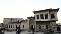 Foto kubah masjid sebelum dan sesudah roboh diguncang gempa. Beberapa catatan menyebutkan, bangunan aslinya berasal dari pertengahan abad ke-7. Masjid ini dibangun setelah penaklukan kota oleh Muslim, di lokasi sebuah kuil Romawi.