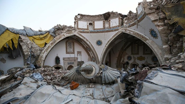 Potret Masjid Tertua di Anatolia Hancur Diguncang Gempa HATAY, TURKIYE - FEBRUARY 10: Habib'i Neccar Mosque, among first Mosques in Anatolia, is collapsed after 7.7 and 7.6 magnitude earthquakes hit Hatay, Turkiye on February 10, 2023. Early Monday morning, a strong 7.7 earthquake, centered in the Pazarcik district, jolted Kahramanmaras and strongly shook several provinces, including Gaziantep, Sanliurfa, Diyarbakir, Adana, Adiyaman, Malatya, Osmaniye, Hatay, and Kilis. Later, at 13.24 p.m. (1024GMT), a 7.6 magnitude quake centered in Kahramanmaras' Elbistan district struck the region. Turkiye declared 7 days of national mourning after deadly earthquakes in southern provinces. (Photo by Eren Bozkurt/Anadolu Agency via Getty Images)