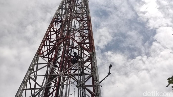 Pria di Sidoarjo panjat tower