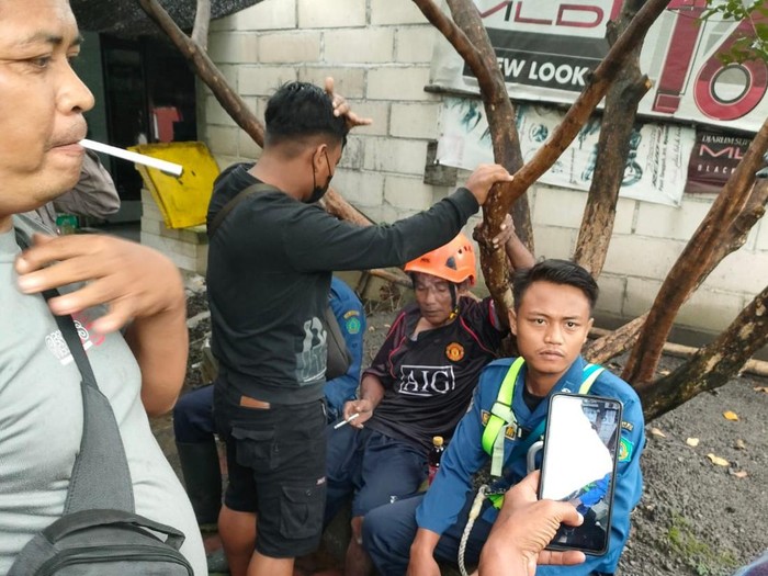 pria panjat tower sidoarjo