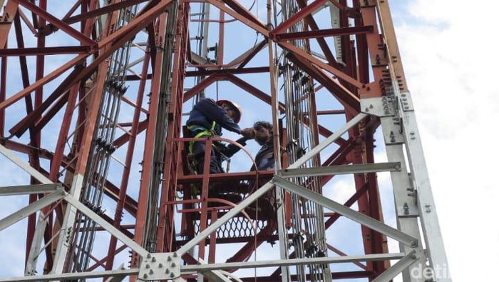 Pria panjat tower tak mau turun tpai minta kopi dan rokok ke petugas